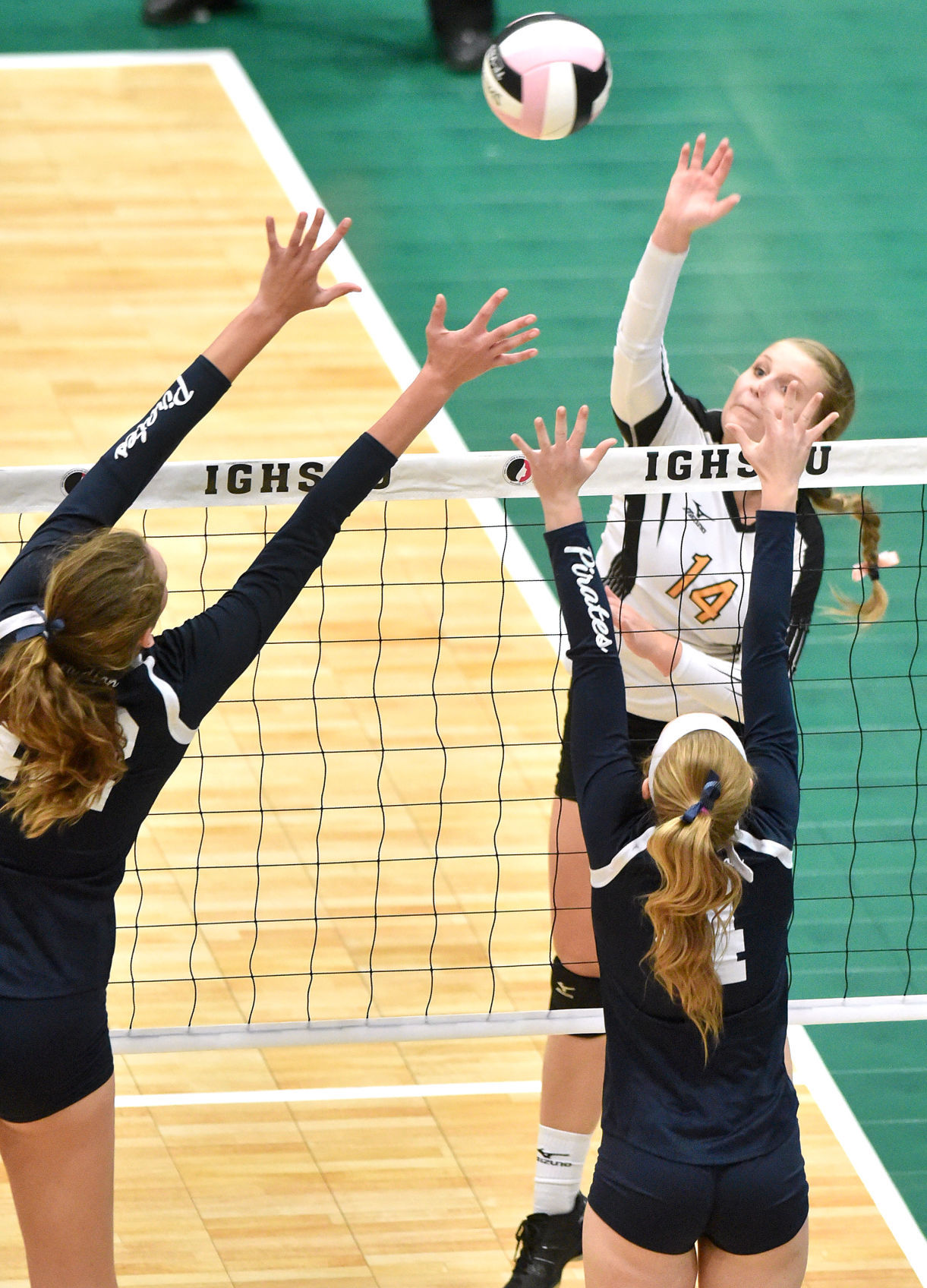 Hudson vs Lawton-Bronson state volleyball